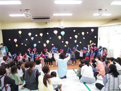 2歳児のお友達がポポポポーズの踊りを踊ってお祝いしているところ