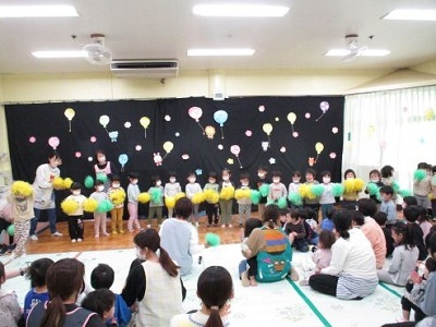 3歳児のお友達が夢をかなえてドラえもんの踊りを踊っているところ