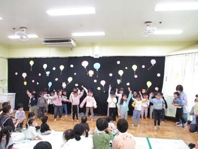 4歳児のお友達がカリスマックスを踊ってお祝いしているところ