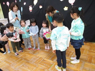 乳児クラスからの卒園プレゼントを渡しているところ