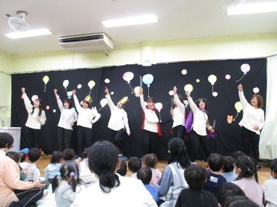 保育園の職員が西遊記の出し物をしているところ