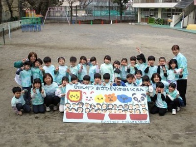 年長児が卒園記念制作をもっている写真