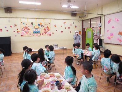 卒園児が会食をしているところ