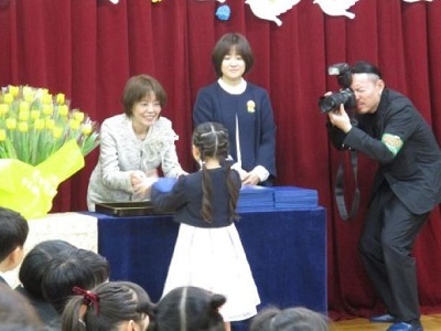 卒園式で証書授与をしているところ
