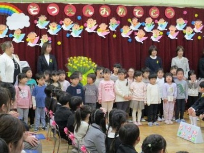 4歳児の子どもたちがお祝の歌を歌っているところ