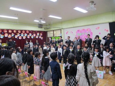 卒園式で年長さんが歌っているところ