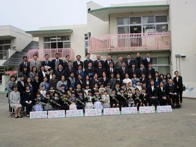卒園児と保護者の集合写真