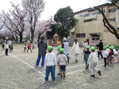 職員とドッジボール対決をしているところ