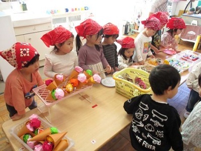 2歳児の子どもたちがお店屋さんをしているところ