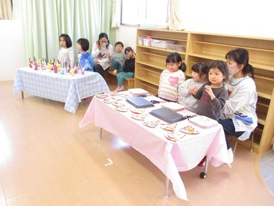 3歳児クラスのお友達がおみせやさんをしているところ