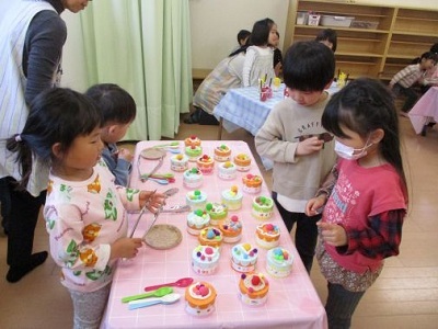 5歳児クラスのお友達が3歳児クラスのお友達のお店屋さんに来ているところ