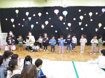 0・1歳児のお友達が「爽涼鼓舞」の踊りを踊ってお祝いしているところ