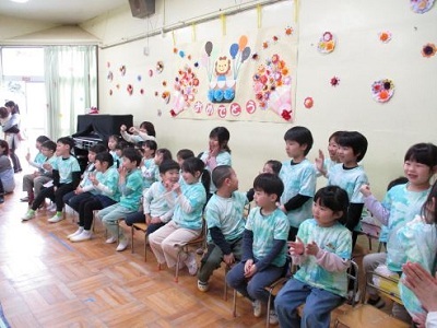 年長児らいおん組がお祝いをしてもらっているところ