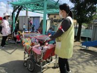 写真：0歳児がバギーに乗って園庭散策中