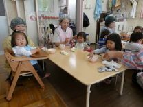 写真：1歳児の給食2