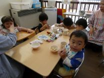 写真：1歳児の給食3