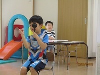 視力の検査を受けている子供の様子の写真
