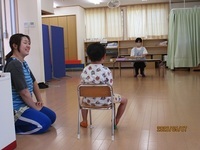 視力検査を受けている様子の写真