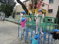 写真：園庭遊びの様子