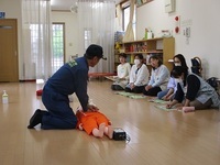 消防士による心臓マッサージをしている様子の写真