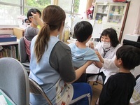 幼児クラスの健診の様子の写真