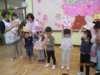 誕生カードをもらって喜ぶ乳児クラス