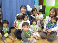手作りペンダントをもらった1歳児りす組