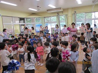 みんなでダンスを踊っている写真