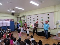 食育の歌を一緒に歌って踊っている様子