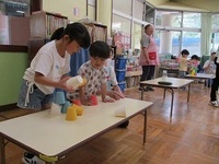 コップをピラミッド型に積み重ねている様子