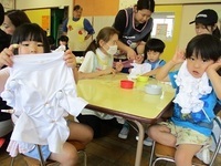 5歳児らいおん組がTシャツに絞りをしている様子