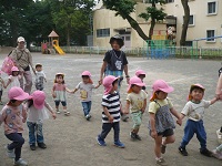 遠足に出かける2歳児の写真