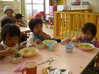 給食を食べている1歳児の様子の写真