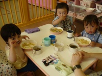 1歳クラスの給食の様子の写真