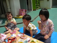 お弁当を食べている2歳児の写真