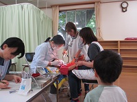 歯を見てもらっている様子の写真