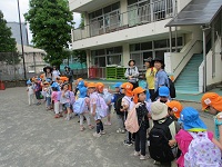 4，5歳児が出かける様子の写真