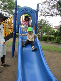 滑り台で遊んでいる様子の写真