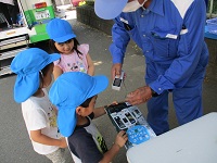 絵本を借りている様子の写真