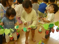 いちごをとっている様子の写真
