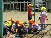 砂場で遊んでいる様子の写真