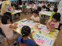 製作をしている4歳児の写真