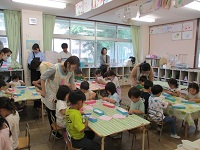 参観をしている保護者の写真