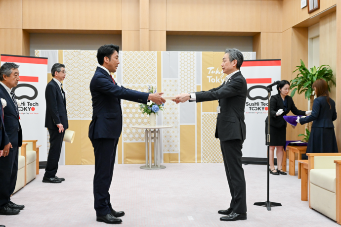 写真:副知事からの贈呈の様子