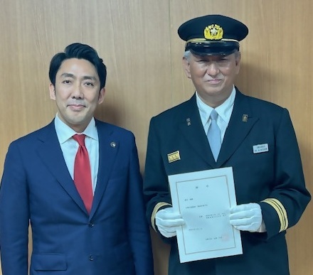 写真:市長と辞令を持つ新消防団長が並んで立つ様子