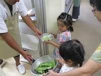 写真：そら豆のさやむき4