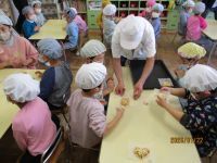 調理員ときじを作っている写真です。