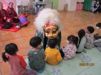獅子が頭を噛みに来ている写真です。