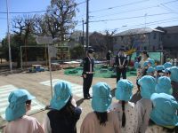 5歳児ぞう組さんが交通ルールを聞いている写真です。