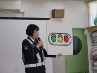 婦警さんより信号の説明を受けている写真です。
